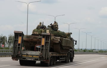 Un camión transporta un tanque del grupo mercenario privado Wagner a lo largo de la autopista M-4, que une la capital Moscú con las ciudades del sur de Rusia. 