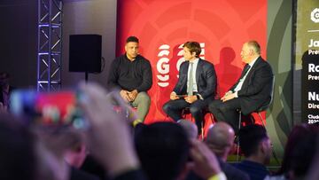 Ronaldo Nazario, presidente del Real Valladolid, junto a Javier Tebas, presidente de LaLiga.