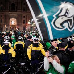 People on top of traffic lights, traffic cut off... This is how Eagles fans' crazy celebration of their victory in Super Bowl LIX went