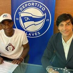 Arroyo renueva con Liverpool y llega a préstamo al Alavés