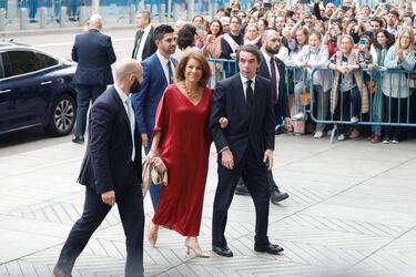 El presidente del Gobierno de España entre 1996 y 2004, José María Aznar, y Ana Botella, alcaldesa de Madrid desde 2011 hasta 2015, llegan a la parrquia donde se celebra el enlace entre el actual alcalde Madrid, José Luis Martínez Almeida, y Teresa Urquijo.