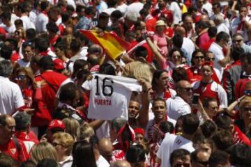 Mucha fiesta y alegría en las instalaciones de la Pradera de San Isidro donde se concentró la afición del Sevilla.