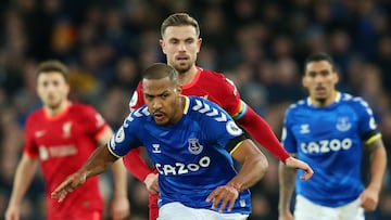 LIVERPOOL, ENGLAND - DECEMBER 01: Jose Salomon Rondon of Everton is closed down by Jordan Henderson of Liverpool during the Premier League match between Everton and Liverpool at Goodison Park on December 01, 2021 in Liverpool, England. (Photo by Alex Live