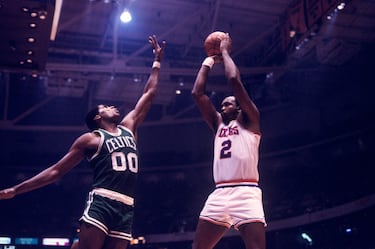 Si hablamos de longevidad en la NBA, Robert Parish es el nombre propio. Drafteado en 1976 por los Golden State Warriors, Parish jugó durante 21 temporadas consecutivas en la liga, convirtiéndose en el jugador con más partidos disputados en la historia con 1611 encuentros. En su extensa trayectoria fue elegido en 9 ocasiones para disputar el ‘all-stars’ y consiguió 4 anillos, tres de la mano de Larry Bird y Kevin McHale con los Celtics y otro en 1997 junto a Michael Jordan en los Chicago Bulls.