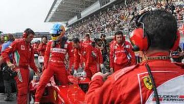 <b>SON UNA PIÑA. </b>Fernando Alonso, en la imagen en la parrilla del GP de Corea, cuenta con el apoyo incondicional de todos los que integran la gran familia ferrarista.