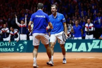 Richard Gasquet y Julien Benneteau en el punto de dobles de la final de Copa Davis entre Francia y Suiza en Lille.