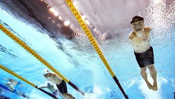 Tao Zheng del Equipo China compite en 100 m estilo libre masculino - S5 heat el día 2 de los Juegos Paralímpicos de Tokio 2020 en el Centro Acuático de Tokio el 26 de agosto de 2021