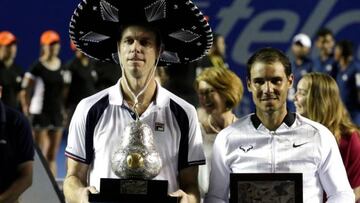 Sam Querrey con el títluo de campeón junto a Rafael Nadal en el Abierto Mexicano de Tenis