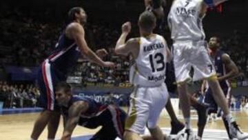 <b>POR LOS SUELOS. </b>Kasun cae sobre el parqué de Vistalegre mientras Charles Smith y Darius Lavrinovic pugnan por un balón.