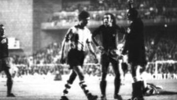 El árbitro, Soto Montesinos, expulsando a Villar tras la bofetada a Cruyff.