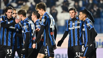 Los jugadores del Atalanta celebran el primer gol contra el Venezia.