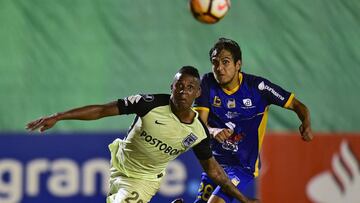 Jeison Lucumí y Silvio Gutiérrez pelean el balón en el encuentro entre Delfín y Atlético Nacional por el Grupo B de la Copa Libertadores