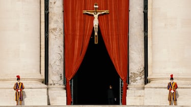 Guardias suizos se encuentran afuera de la entrada principal de la Basílica de San Pedro, el día del traslado del cuerpo del Papa Francisco, que será transportado dentro de la Basílica, en el Vaticano.