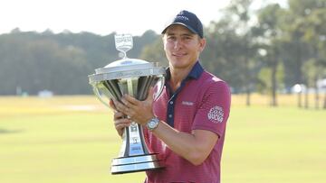 Carlos Ortiz, con su trofeo en Houston.