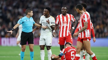 Soccer Football - LaLiga - Real Madrid v Almeria - Santiago Bernabeu, Madrid, Spain - January 21, 2024 Almeria's Lucas Robertone reacts after sustaining an injury as Real Madrid's Vinicius Junior remonstrates to referee Francisco Maeso REUTERS/Isabel Infantes