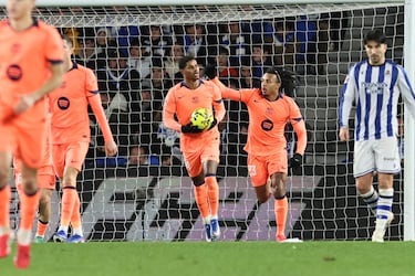 1-1. Jules Koundé felicita a su compañero, Marcus Rashford, t5ras conseguir el tanto.