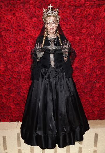 La artista acogió el código de vestimenta en esta edición que tenía como tema 'Cuerpos celestiales: moda e imaginario católico'. Lució un diseño de estilo gótico eclesiástico de Jean Paul Gaultier.