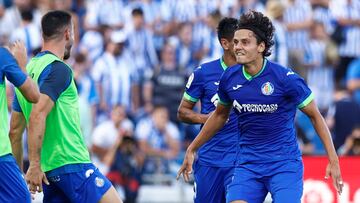 Enes Ünal se dirige a sus compañeros del banquillo para celebrar el gol que marcó a la Real Sociedad.