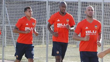 Kondogbia, en el centro, en su primer entrenamiento con el Valencia.