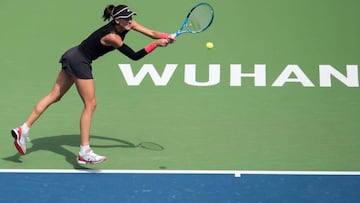 Garbi&ntilde;e Muguruza devuelve una bola ante Alison Van Uytvanck en su partido de primera ronda del WTA Wuhan Open en Wuhan.