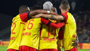 Lens' Argentinian defender Facundo Medina (C) celebrates with teammates after scoring during the French L1 football match between SCO Angers and RC Lens at The Raymond-Kopa stadium in Angers, western France, on November 5, 2022. (Photo by GUILLAUME SOUVANT / AFP)