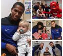 Los 'red devils' visitan un hospital infantil por Navidad