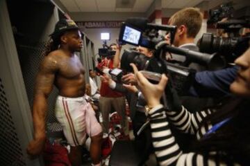 Derrick Henry, el flamante Heisman Trophy de este año, destacó también en la gran final consiguiendo tres touchdowns. En la foto, el running back siendo comparece ante la prensa a pecho descubierto. Literalmente.