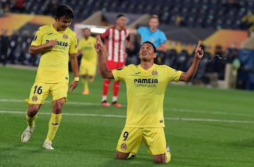 2-0. Takefusa Kubo con Carlos Bacca, el colombiano marcó y celebró el segundo gol.