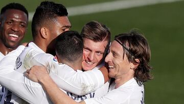 Casemiro y Modric felicitan a Kroos por su gol al Valencia.