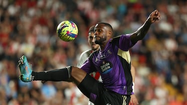 MADRID, 04/05/2023.- El delantero del Valladolid Cyle Larin juega un balón durante el partido de LaLiga entre el Rayo Vallecano y el Real Valladolid que disputan este este jueves en el estadio de Vallecas, en Madrid. EFE/Kiko Huesca