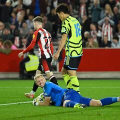 Ramsdale aviva el debate en la portería del Arsenal