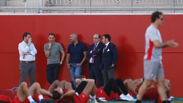 La plana mayor del Sevilla, en el primer entrenamiento.