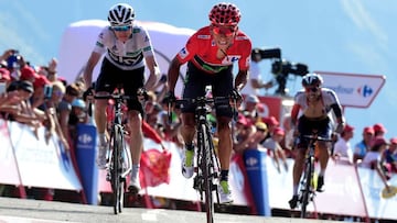 Nairo Quintana precede a Chris Froome en la meta del Aubisque.