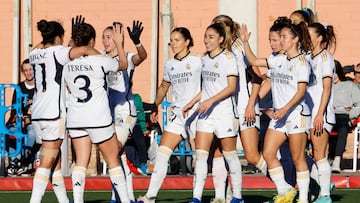 BARCELONA, 17/12/2023.- La defensa del Real Madrid Olga Carmona (c) celebra con sus compañeras tras marcar el 0-2 desde el punto de penalti durante el partido de la Liga F entre Levante de las Planas y el Real Madrid, este domingo, en Sant Joan D'Espi, Barcelona. EFE/ Toni Albir
