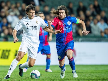 Morientes y Puyol se disputan un baln.