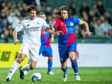 Morientes y Puyol se disputan un balón.