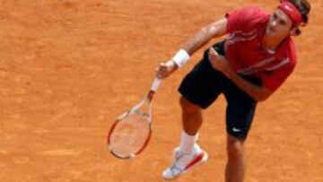 <B>NO DIO OPCIONES</B>. Sin jugar bien Federer accedió cómodamente a semifinales.