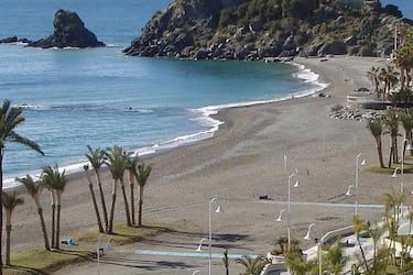 
Se encuentra bajo la granadina Sierra de Almijara y es una de las más largas: mide 2.050 metros de longitud. Se trata de una playa urbana rodeada de vegetación con arena oscura y grava. CSu costa ha recibido el distintivo de la Q de Calidad Turística, gracias a su labor de conservación de especies como los arrecifes de coral.