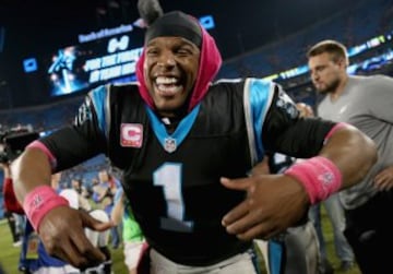 Cam Newton estaba tan contento que celebró la victoria imitándonos un croissant. La pose bien, pero la cara hay que trabajarla más, Cam.