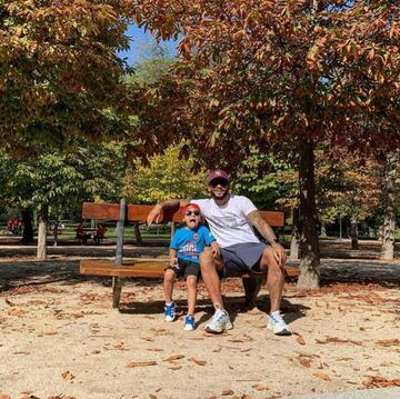 Uno de los que no se ha movido en este parón de selecciones ha sido Marcelo, que decidió aprovechar estas mini vacaciones para disfrutar de un día familiar en el madrileño parque del Retiro. En la imagen, sale junto a uno de sus hijos sentado en un banco. También fue con su pareja y sus mascotas a dar un paseo por el céntrico parque.