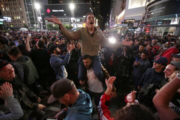 Los seguidores de Toronto Raptors salieron a las calles de la capital de la provincia de Ontario para celebrar por todo lo alto la consecución del anillo de la NBA tras derrotar en las finales a Golden State Warriors. 