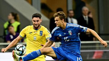 taly's defender #15 Giorgio Scalvini (R) fights for the ball with Ukraine's forward #09 Roman Yaremchuk during the Euro 2024 football tournament group C qualifying match between Italy and Ukraine, at Stadio San Siro in Milan, on September 12, 2023. (Photo by Gabriel BOUYS / AFP) (Photo by GABRIEL BOUYS / AFP)