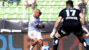 Futbol, Palestino vs Deportes La Serena.
Fecha 28, campeonato Nacional 2022.
El jugador de Palestino Daniel Sappa disputa el balon contra Humberto Suazo de Deportes La Serena durante el partido por la primera division disputado en el estadio Municipal de La Cisterna.
Santiago, Chile.
23/10/2022
Javier Salvo/Photosport
Football, Palestino vs Deportes La Serena.
28th date, 2022 National Championship.
PalestinoÕs player Daniel Sappa vies the ball against Humberto Suazo of Deportes La Serena during the first division match held at Municipal de La Cisterna stadium.
Santiago, Chile.
23/10/2022
Javier Salvo/Photosport