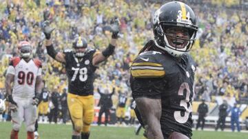 Sep 18, 2016; Pittsburgh, PA, USA; Pittsburgh Steelers running back DeAngelo Williams (34) reacts to his touchdown catch as Cincinnati Bengals defensive end Michael Johnson (90) and Steelers tackle Alejandro Villanueva (78) also react during the fourth quarter at Heinz Field. The Pittsburgh Steelers won 24-16.  Mandatory Credit: Charles LeClaire-USA TODAY Sports