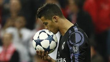 Cristiano Ronaldo besa el bal&oacute;n antes de lanzar una falta.