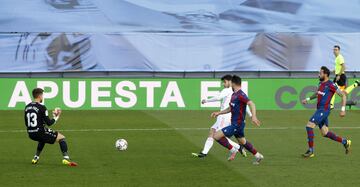 ??MARCA ASENSIO!! ?Recibi¨® el bal¨®n filtrado perfecto de Kroos en su propio campo, se fue en velocidad hacia la porter¨ªa y bati¨® a Aitor con un disparo raso y cruzado!