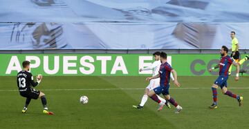 ¡¡MARCA ASENSIO!! ¡Recibió el balón filtrado perfecto de Kroos en su propio campo, se fue en velocidad hacia la portería y batió a Aitor con un disparo raso y cruzado!