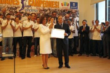 El Real Madrid de baloncesto visita el Ayuntamiento y la Comunidad de Madrid después de haber conseguido el titulo de la liga Endesa