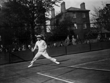 René Lacoste contra Mr McEwen, al que ganó por 6-3 y 6-4 en 1928 en Highbury, Londres. En 1976 pasó a formar parte del Salón Internacional de la Fama del tenis junto al resto de mosqueteros franceses (Henri Cochet, Jean Borotra, Jacques Brugnon y René Lacoste).