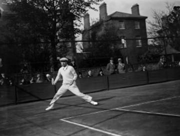 René Lacoste contra Mr McEwen, al que ganó por 6-3 y 6-4 en 1928 en Highbury, Londres. En 1976 pasó a formar parte del Salón Internacional de la Fama del tenis junto al resto de mosqueteros franceses (Henri Cochet, Jean Borotra, Jacques Brugnon y René Lacoste).